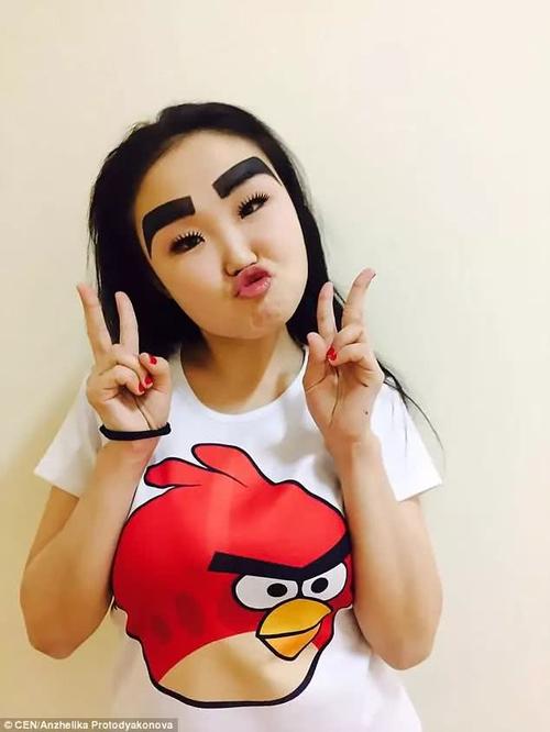 哈萨克斯坦一个女孩,搞了一个所谓的粗眉毛