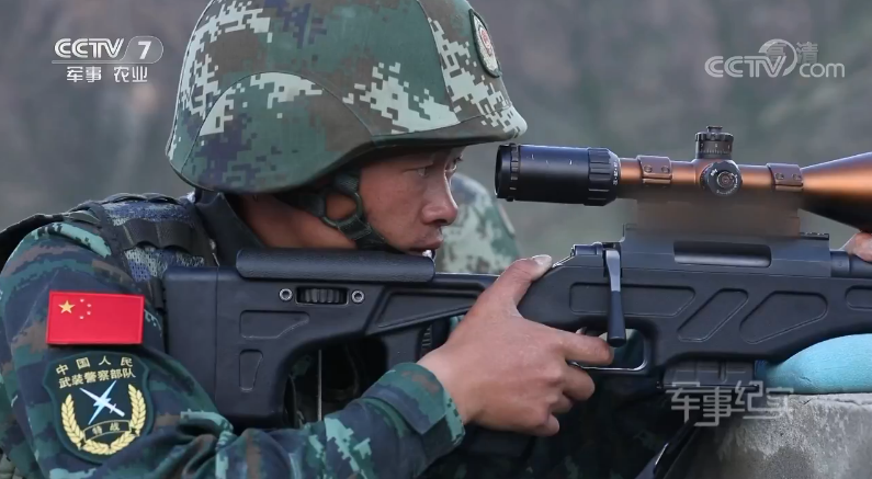 武警狙击手模拟训练太逼真真人举着被爆头目标