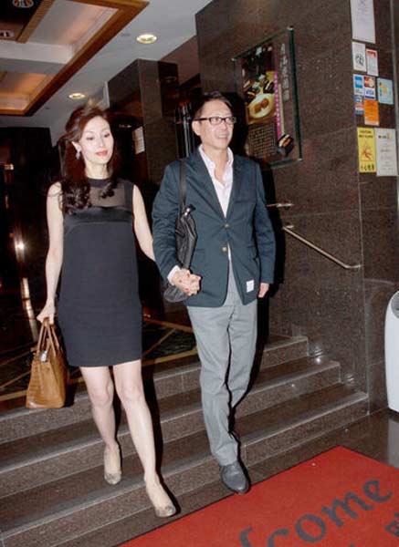 孕妇李嘉欣肚凸依然貌美如花 紧贴丈夫秀甜蜜