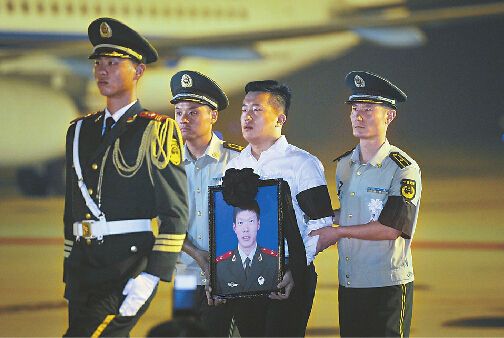 张楠堂弟手捧英雄遗像