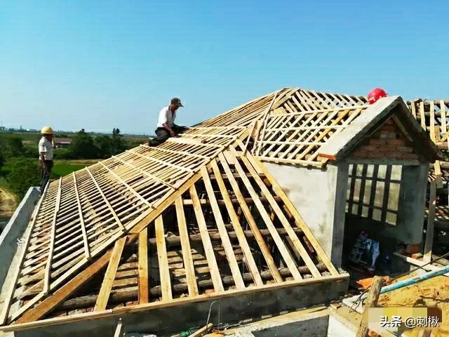 自建房屋顶用混泥土现浇好还是用木结构屋顶好很着急希望业内专家给个