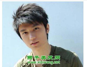 2015款男生中长碎发发型造型图