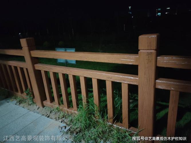 广东仿木护栏公园夜景 仿木栏杆厂家制作水泥材质