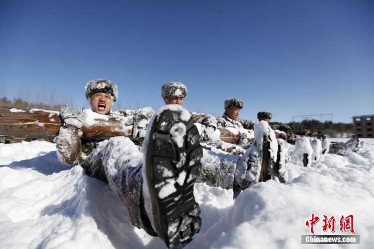 组图:黑河边防战士爬冰卧雪极限体能训练变"冰人"