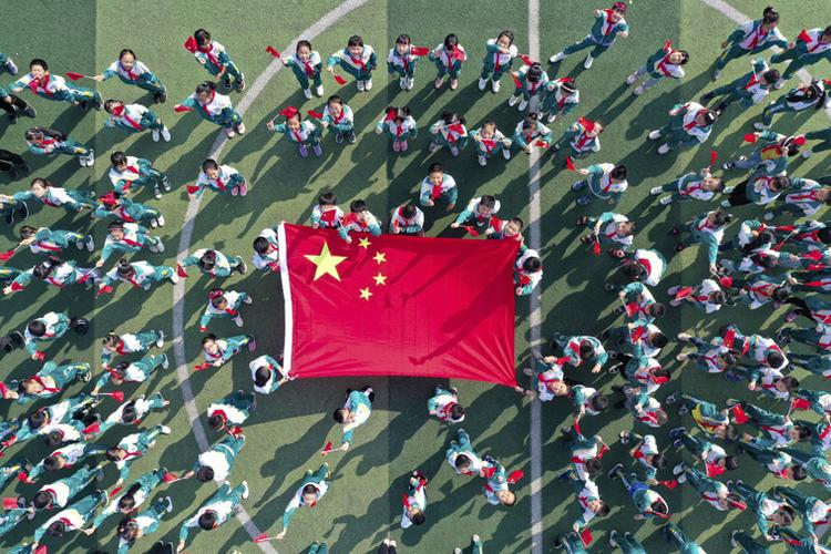 安徽铜陵:青少年"我和国旗合个影"表白祖国妈妈