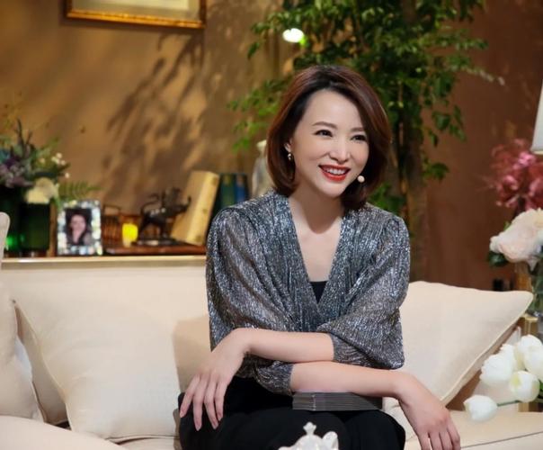 董卿穿渐变色长裙引关注举手投足尽显优雅不愧是主持一姐