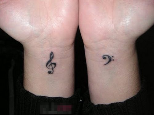 女生手腕上黑色线条创意文艺音符小图案纹身图案