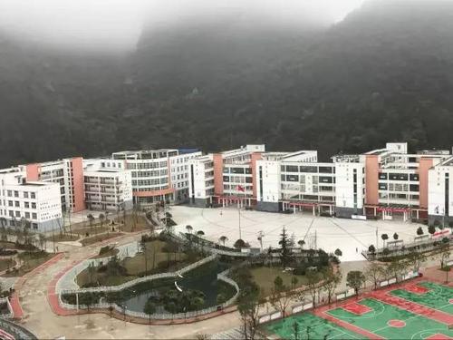长顺县民族高级中学成功创建成为省级示范性普通高中!