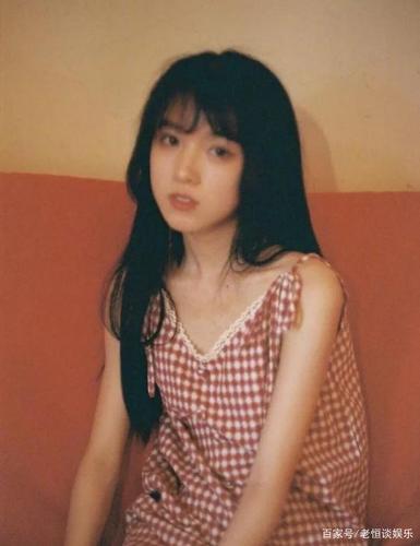 洪一诺早期拍日系写真,直发齐刘海少女十足,网友:富江