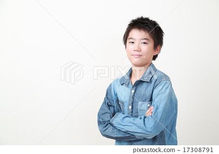 图库照片: 小学男生抱着胳膊