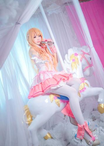 cosplay:穿魔法少女裙搭配"白丝"裤袜的歌姬亚丝娜,可以性感,更能可爱