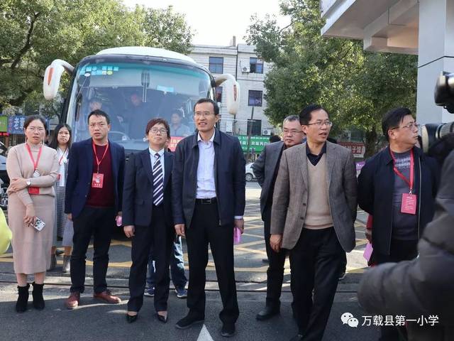 万载县教育局党委书记,局长张绪荣等领导陪同视察.