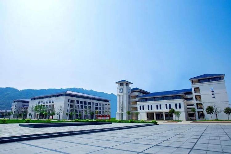 广东理工学院拍了拍您邀请您来参加我校校园开放日