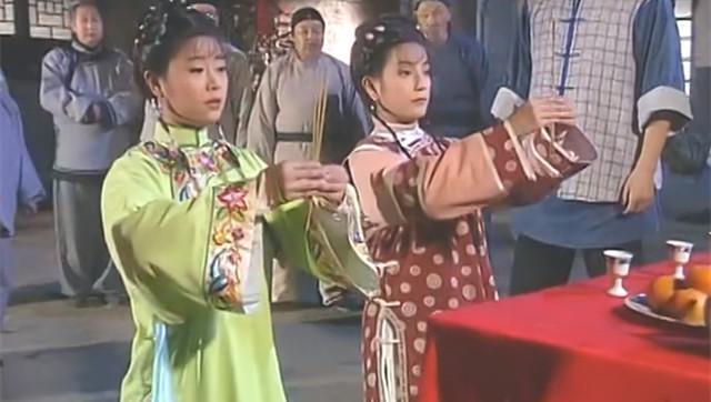 《还珠格格》小燕子和紫薇结拜姐妹时,为何没有拉着金锁一起