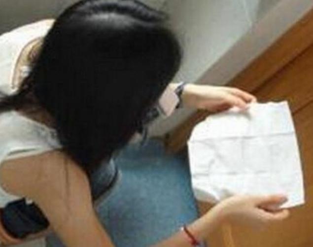 女孩上厕所时收到一张纸条,才知走错了厕所,出来后女孩感动不已