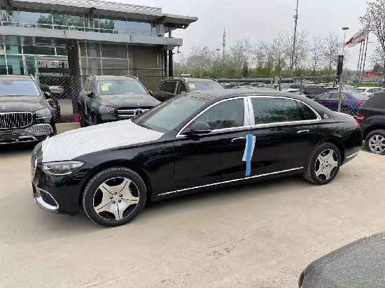 迈巴赫标志性的竖条状镀铬进气格栅,同时,三叉星徽立标以及maybach