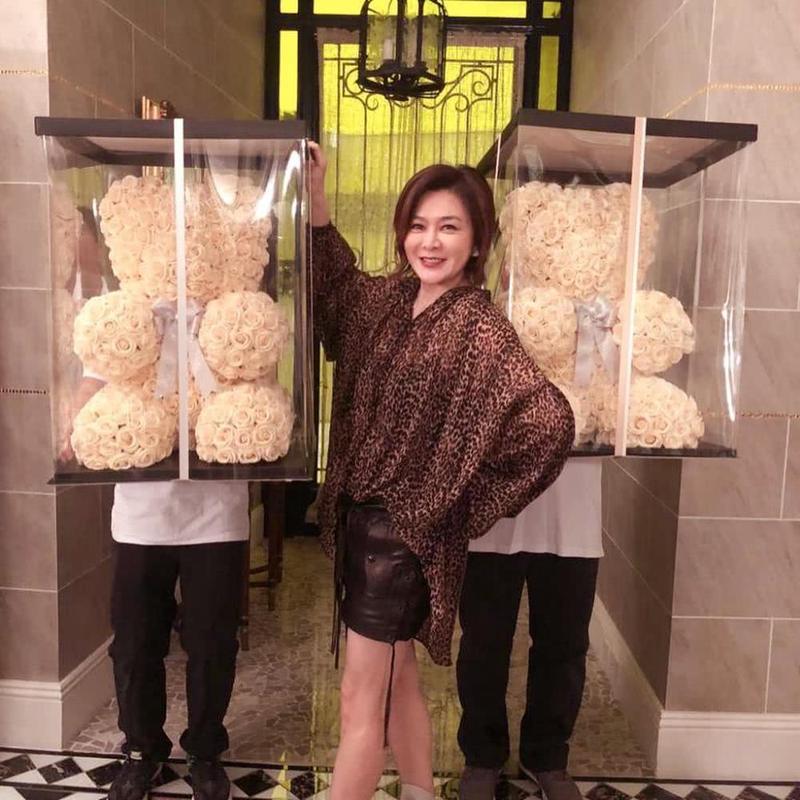 关之琳穿豹纹长衫皮裤过生日晒奢侈网红礼物价值近10万是啥回事呢