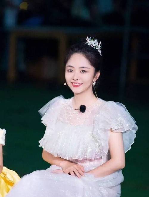 谭松韵是那种不会让人轻易攻击的长相谭松韵是头包脸,就是颅顶高,头比