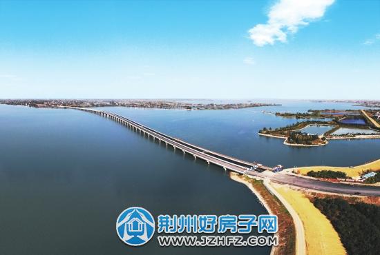 荆州318国道长湖特大桥进入最后划分标线阶段,即将开通