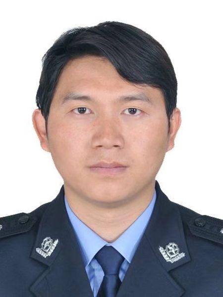 在职研究生学历,现任凤庆县洛党镇党委委员,县公安局洛党派出所所长