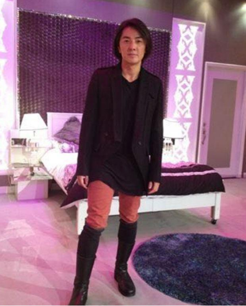 郑伊健晒出自己的豪宅:家里还有钢铁侠模型,装修豪华
