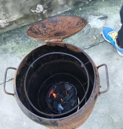 农村小舅子自制烧烤"神器", 回去自己也做一个!