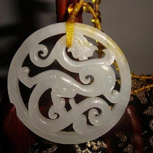 龙形玉佩:战国时期代表性玉器