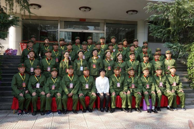重新穿上绿军装,来个教导队的全家福.