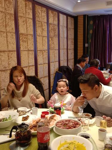 全家人聚会在小龙酒家!欢天喜地有着说不完的话