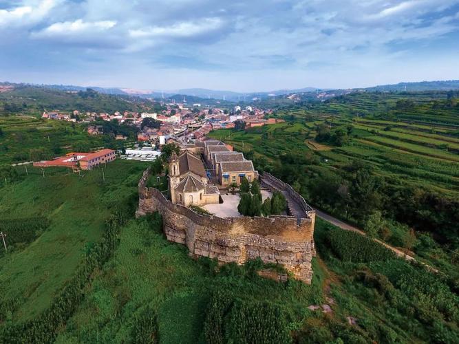 是目前中国中西部唯一保存完好的,规模完整的古堡式教堂