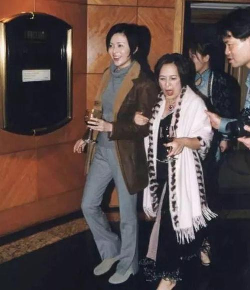 从拜金小三到人生赢家,香江第一美人李嘉欣的传奇人生