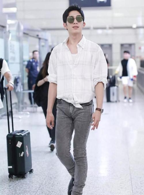 男人不要再"衬衫"塞裤子了,今夏流行这样穿,时髦体面显年轻