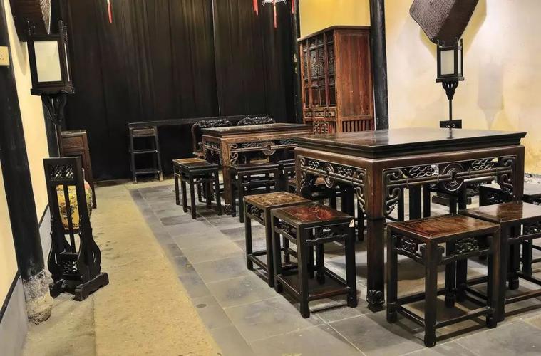 追求祥和及礼仪的客家人对摆放八仙桌和宴席座位有考究.