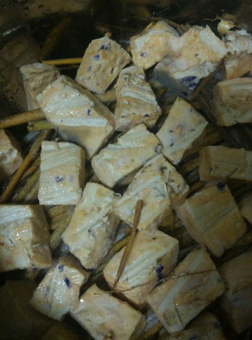 我制作的霉豆腐上面长了蓝色的斑点.但是不多.有些有有些没得.