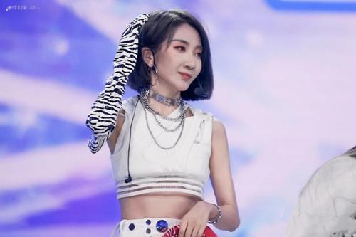 她无疑是今年最火的女rapper,却也遭受到了诸多的非议