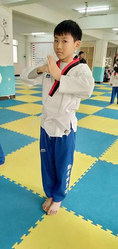 高昊林:你是一个非常喜欢学习跆拳道的小男孩,教练看得的出你对跆拳道