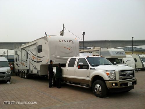 福特f350牵引拖挂式b型房车上高速