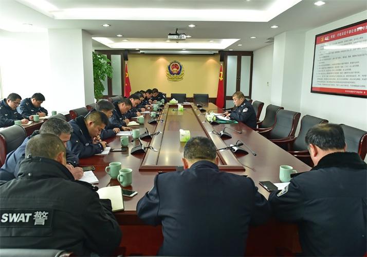 县公安局党委副书记,常务副局长楼俊杰主持会议并讲话,县公安局各相关