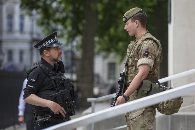 全副武装!伦敦进入紧急状态 上千名士兵进驻(组图)