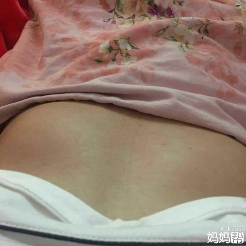 昨天晚上发现左胸下肋骨那里比右边的突起好多?