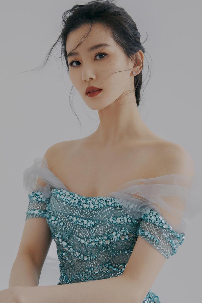 刘诗诗穿蓝色钻石长裙温柔优雅大秀完美肩颈线条气质迷人