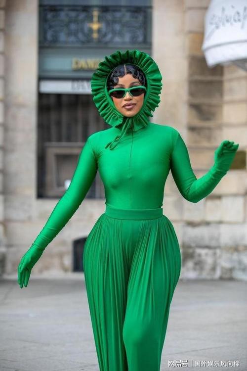 让我们一起来看一看卡迪b大胆性感的时装周造型装扮