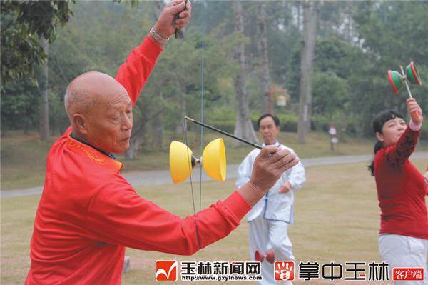 这帮老人把抖空竹玩出了花