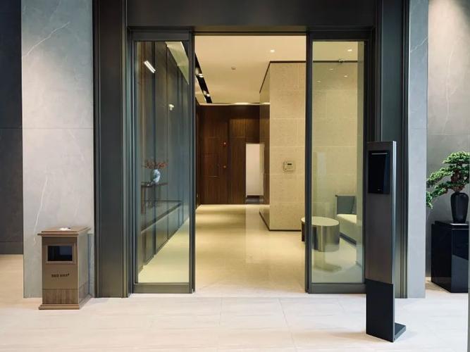 项目团队就明确要以 星级酒店入户标准打造入户大堂,采用全自动入户门