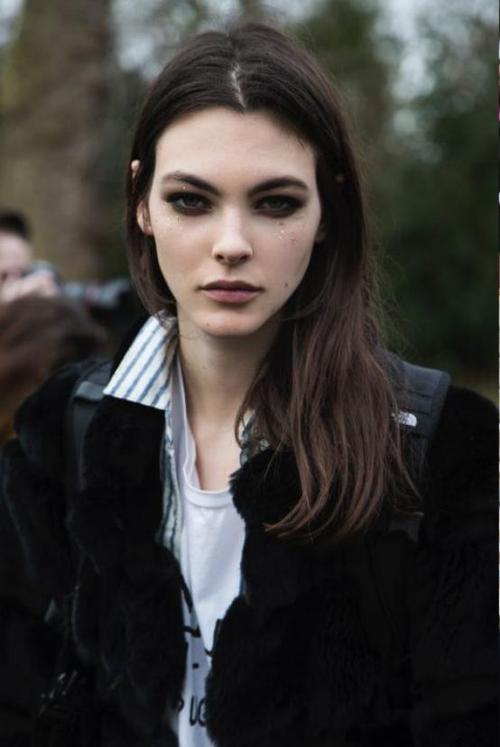 20岁意大利模特,长相酷似暮光女,被称为"杂志封面品牌