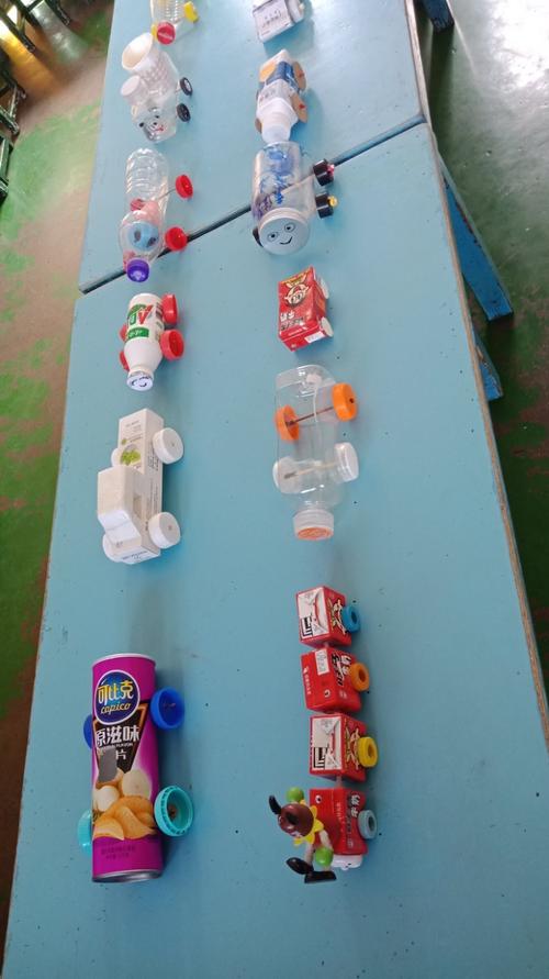 利用废旧物品亲子制作汽车作品展