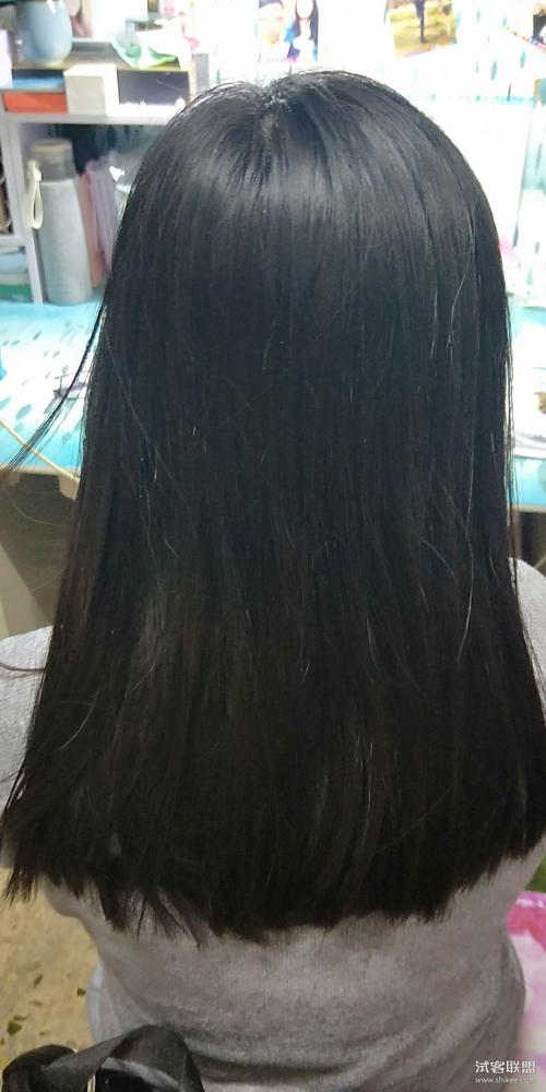 经过半年的时间,头发也长长了,可就是一半黑发,一半栗棕色,感觉怪难看