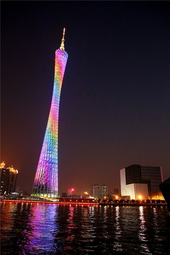 美丽的小蛮腰,晚上有灯光表演,隔半小时还有喷泉.