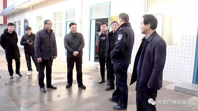 武安军检查节前重点单位安保工作