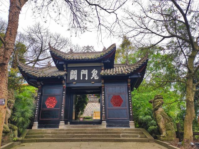沿着古朴的阶梯上行,被"众鬼"雕像守护的鬼门关.